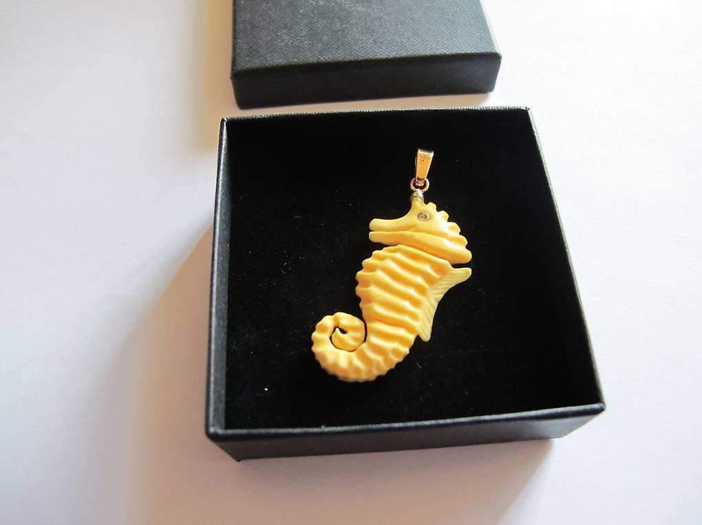 Seepferd Koralle und 18 Karat Gold Anhänger Neu