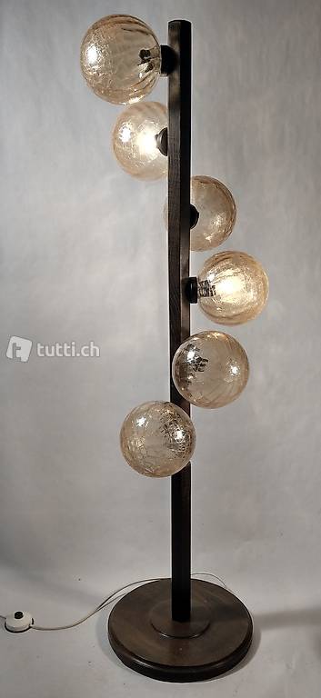  gedrehte holz-stehleuchte mit 6 glaskugeln