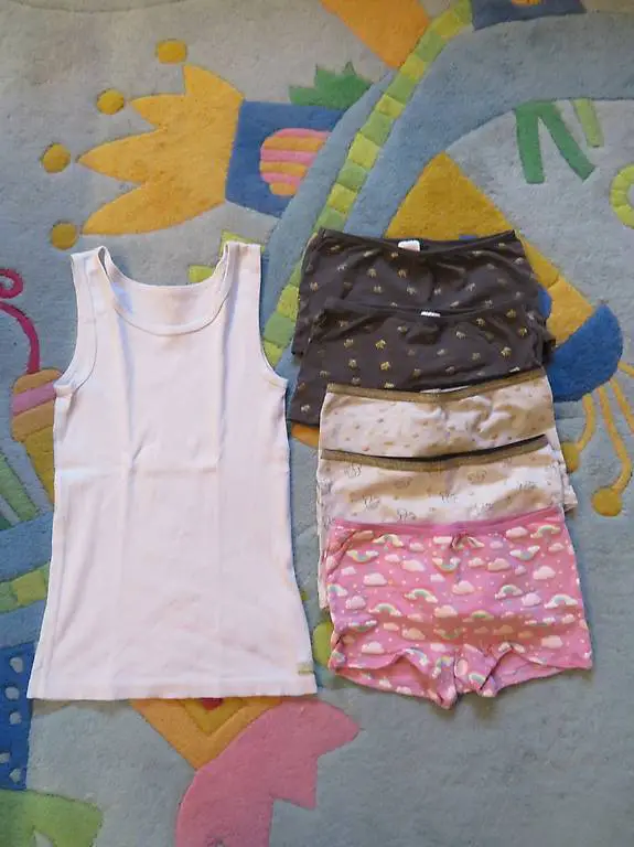 Unterhosen + 1 Unterhemd Grösse 122/128/134