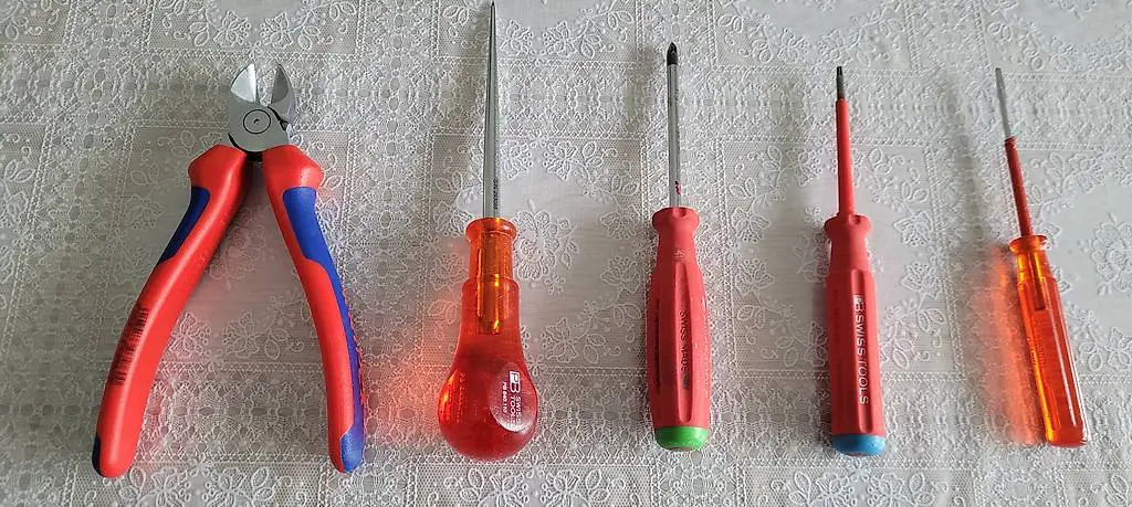 Werkzeug, Seitenschneider und vier Schraubendreher