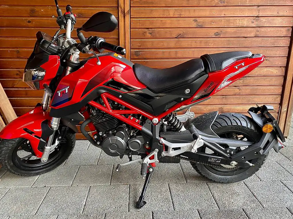 Motorrad Benelli TNT 125 rot