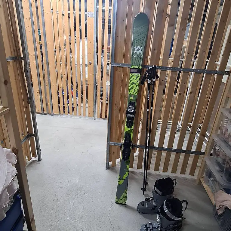 Neue Ski, Stöcke und Ski Schuhe