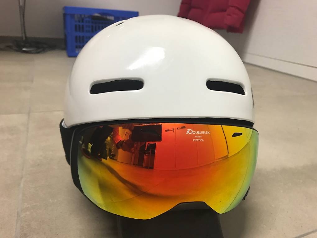 Skibrille und Skihelm