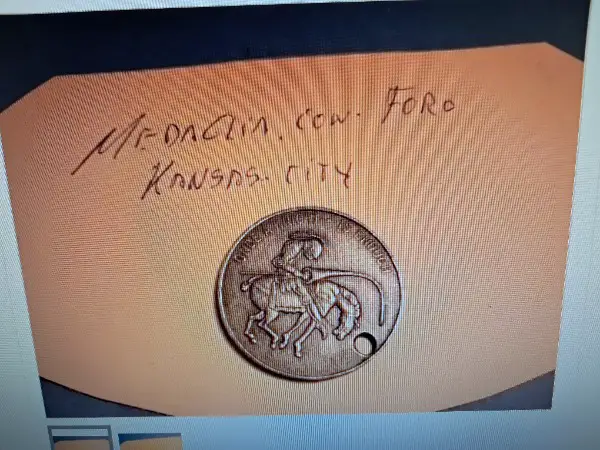 Vecchia medaglia con foro .