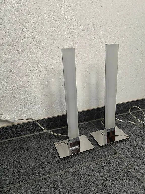 Zwei moderne Nachttischlampen