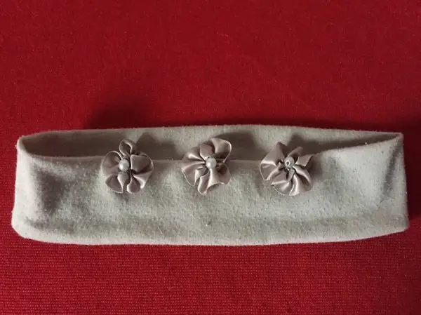 Haarband mit 3 Blüten und Perlen