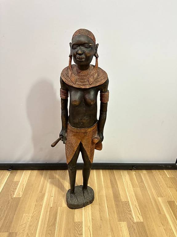 Handgeschnitzte Holzskulptur einer afrikanischen Frau 127 cm
