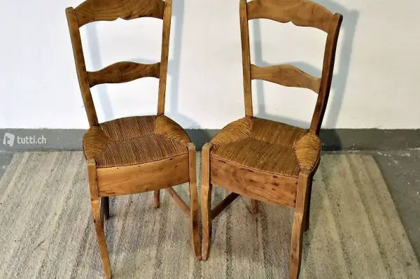 Stühle. Sitzfläche Korbgeflecht.