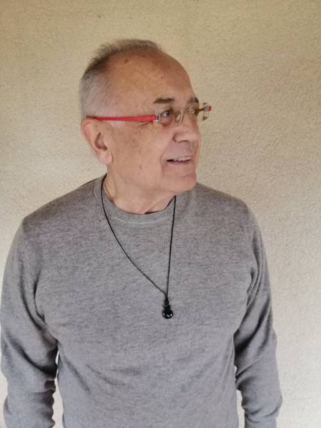 Homme trendy retraité