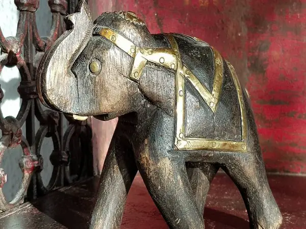 INDISCHER HOLZELEFANT MIT MESSING