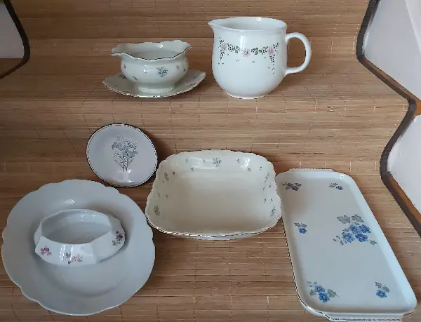 Romantisches, älteres Geschirr, Shabby Chic, Landhausstil