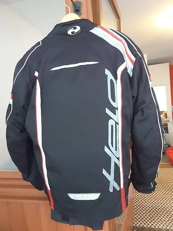 Wunderbarer Anzug für motorradbegeisterte weibliche Bikerin