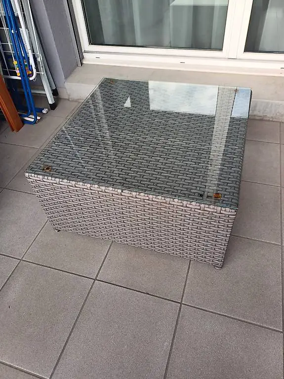 Rattantisch mit Glasabdeckung