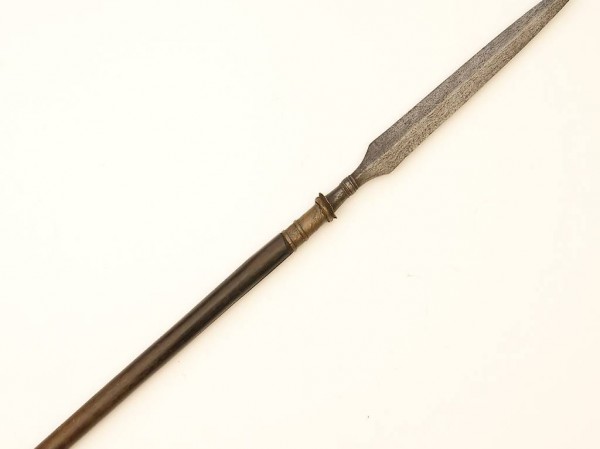  Antike massive Lanze, Spitze aus Damast - Indonesien
