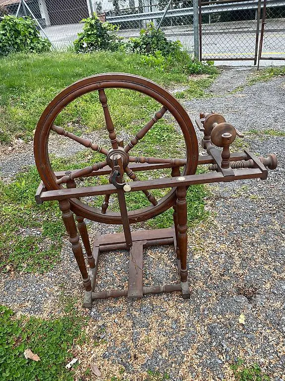 Due fusi per la lana di legno antichi