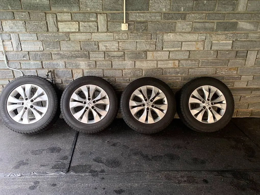 Honda CR-V Cerchi originali con gomme da neve 17 pollici