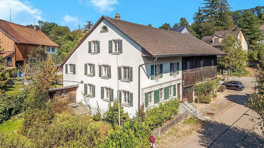 Traditionelles Bauernhaus in Stadtnähe