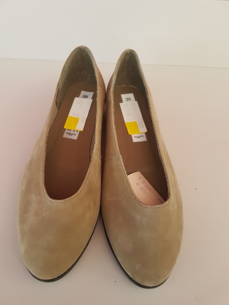 Neue Ballerinas aus Leder, beige, Grösse 38
