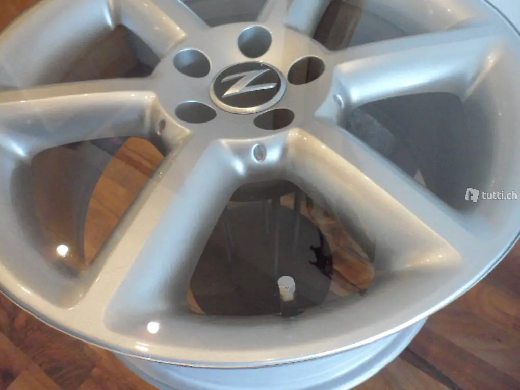 Nissan 350Z Felge 8x18 als Beistelltisch mit Glasplatte