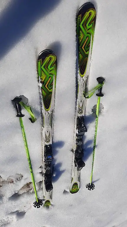 Ski K2 carving, inkl. Bindung, 165cm. (Stöcke + Schuhe)