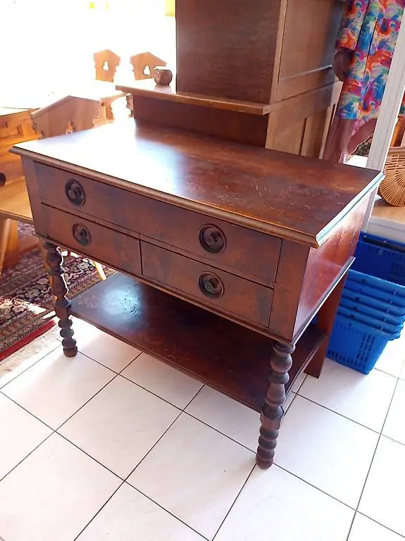 herziges Beistelltischchen, Kommode