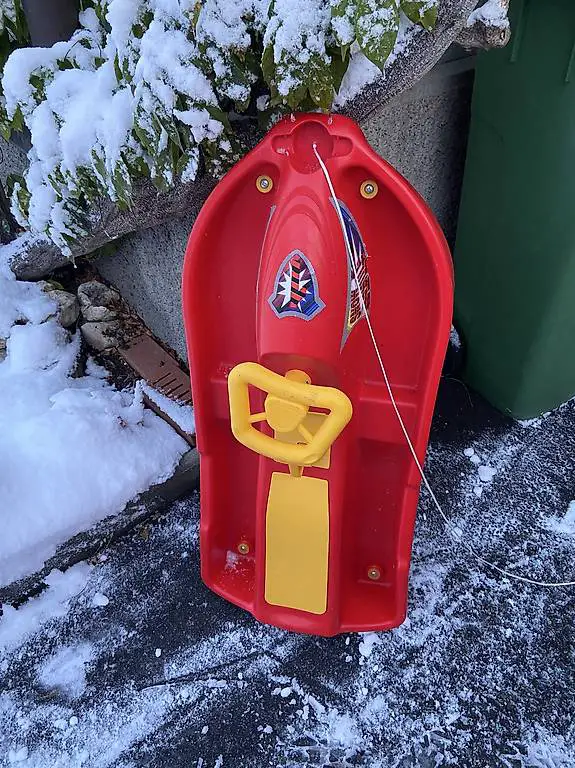 Bob mir Steuerrad und Bremse