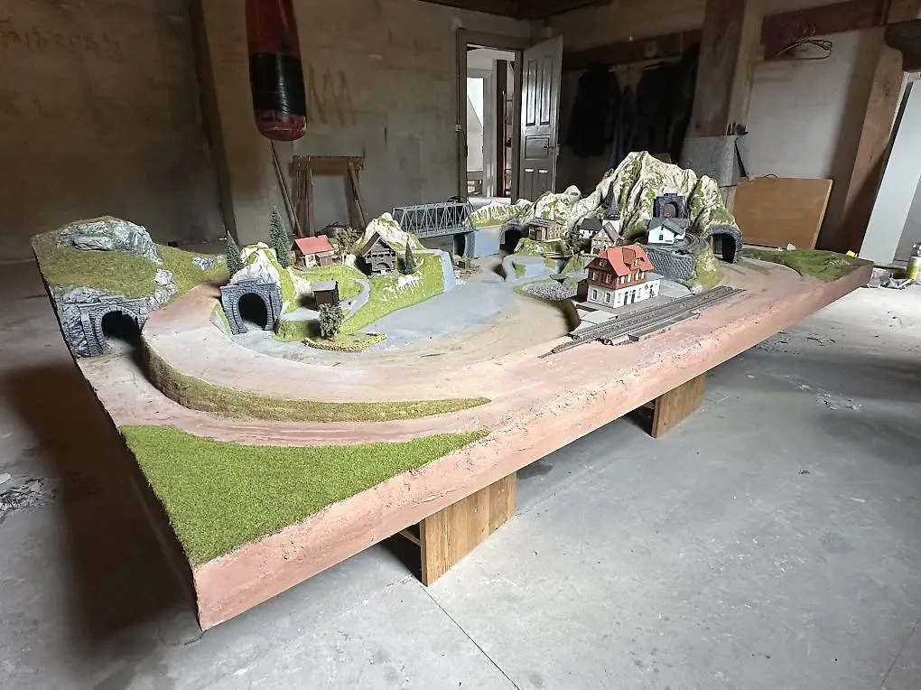 H0 Modellbahnanlage: Noch Fertiggelände Mittenwald