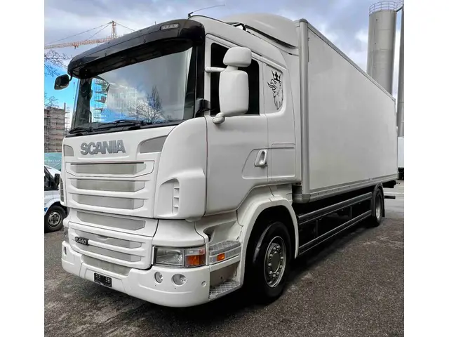 SCANIA, R440 LB, Kunststoffkoffer isoliert