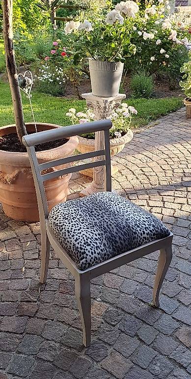 Stuhl mit Stoffbezug