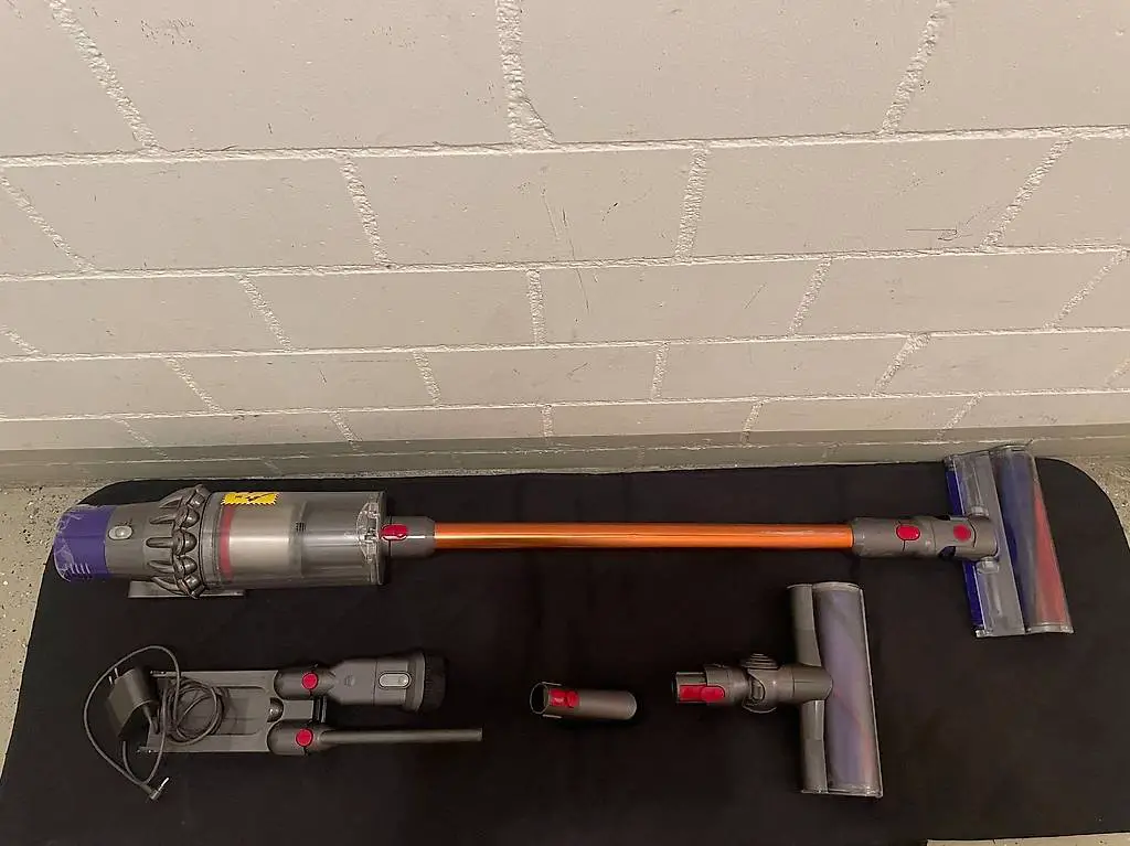 Dyson V10 absolut Handstaubsauger mit Zubehör