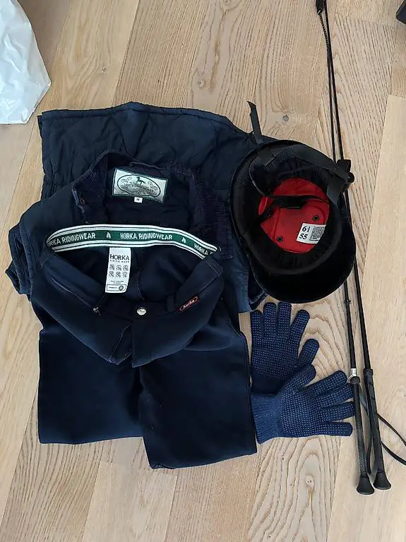 Reitsport-Set (Hosen, Gilet, Helm etc.)