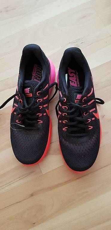 Neu: Nike RunEasy - schwarz/bunt - Gr.40 - Neupreis Fr. 159