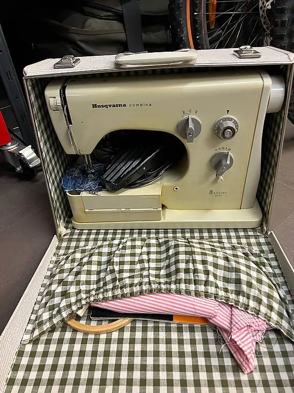 Husqvarna Combina Nähmaschine mit Koffer