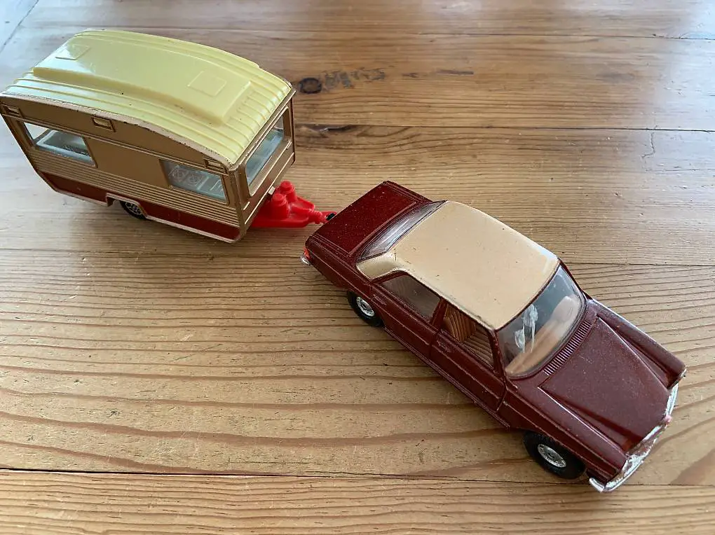 Mercedes 240D mit Wohnwagen Corgi 1:36