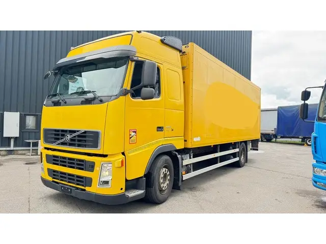 VOLVO, FH-440, Kunststoffkoffer isoliert