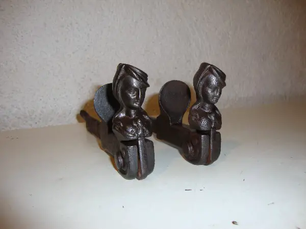 2 Alte Fensterladenhalter