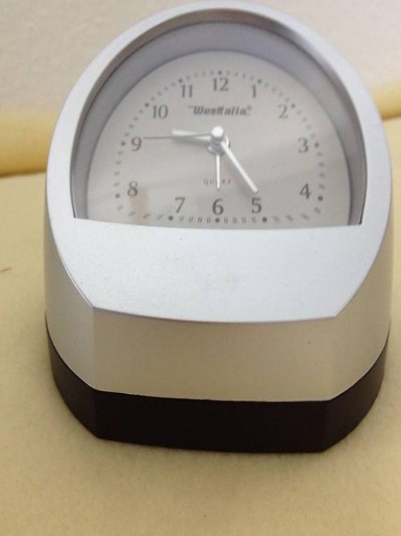 praktische Tischuhr mit integriertem Rechner