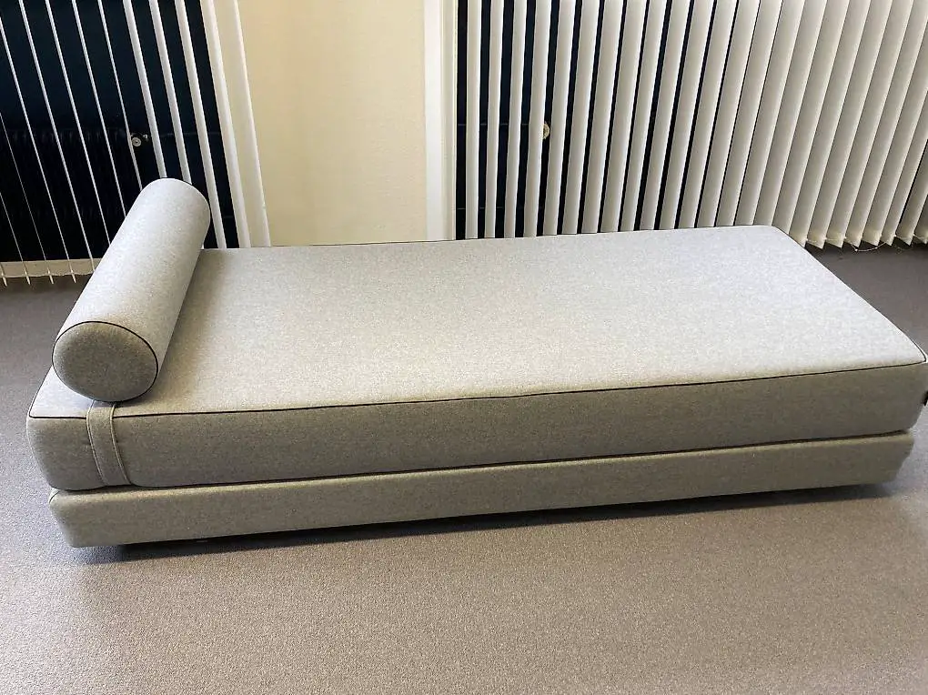 Liegesofa / Recamière hellgrau