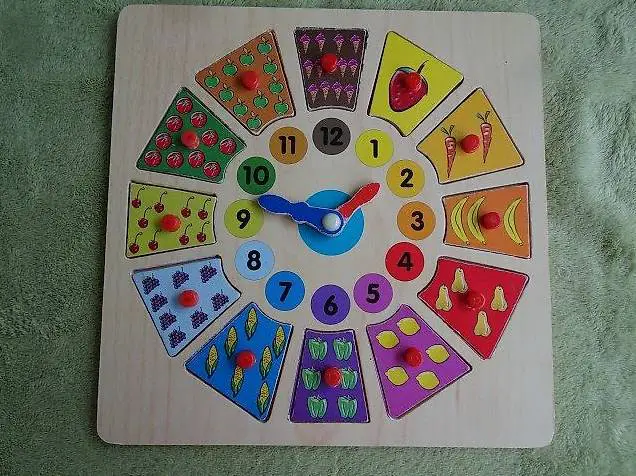 Spielen. Lern-Uhr für Kinder aus Holz 25x25cm