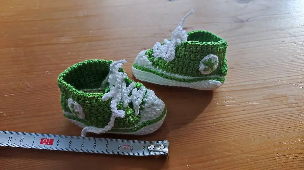 Selbstgehäkelte Babyturnschuhe