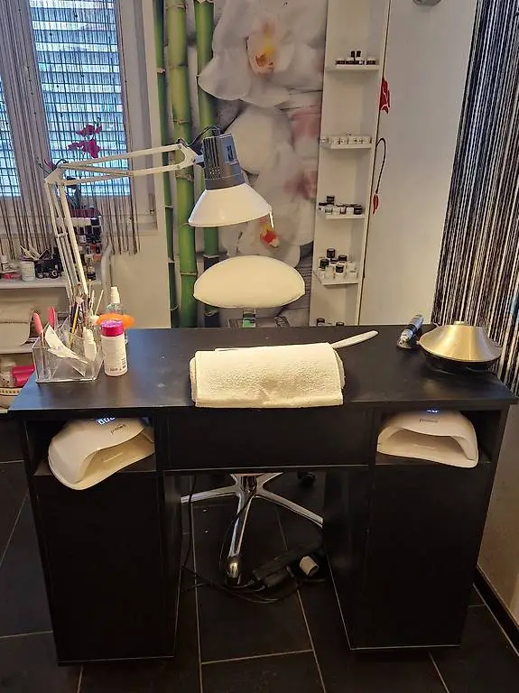 nageltisch gratis abzugeben