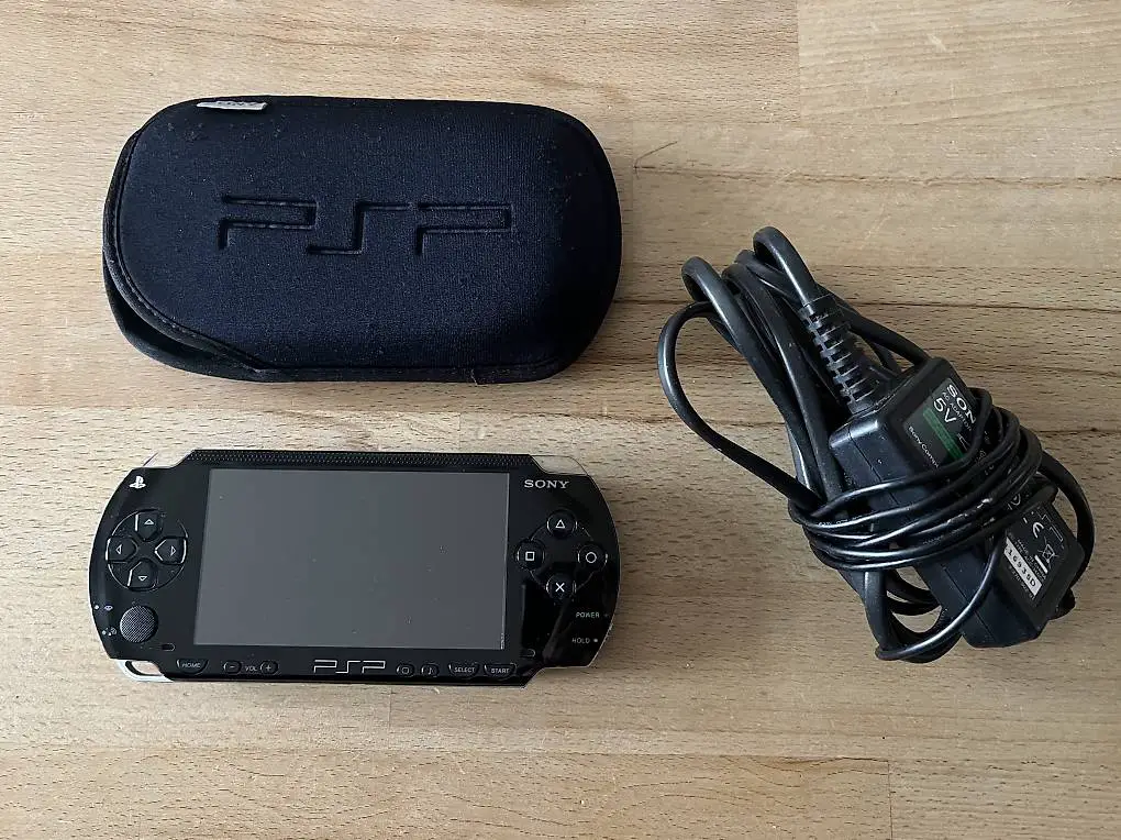 Sony PSP 1004 + Hülle + Ladekabel + 32 GB Memory Stick