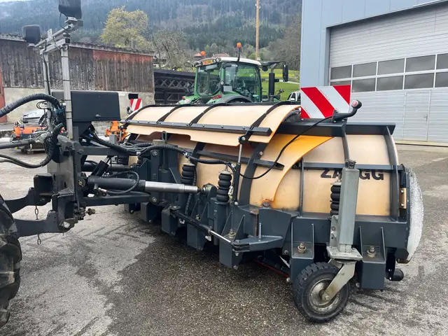 ZAUGG, Vario 4 modifiée en tri-axiales, Winterdienst