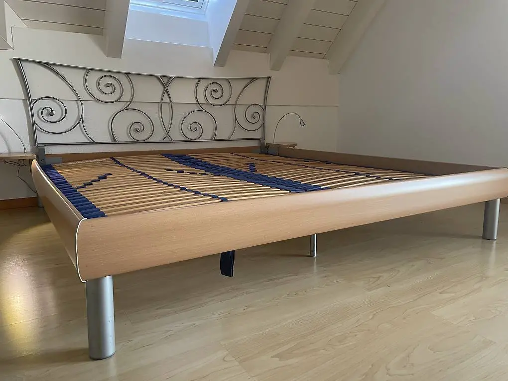 Doppelbett mit Lattenrosten