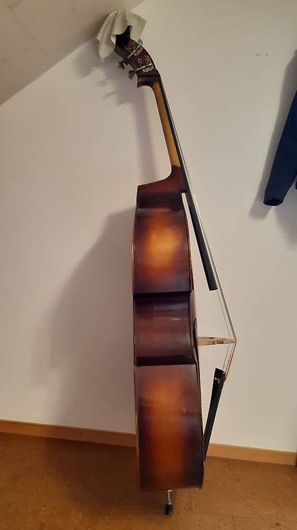 Schöner Kontrabass spielbereit mit Bogen und Hülle