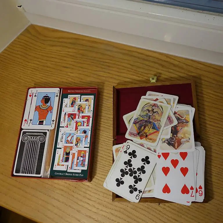 Franz. Karten Holzbox (Namibia) /Bridge-Set m. ägypt. Motiven