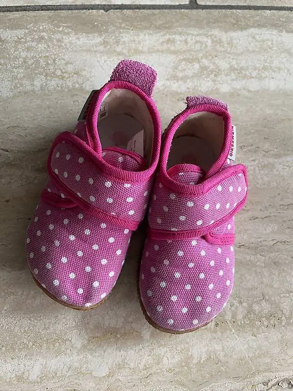 Finken Grösse 20 pink mit weissen Punkten