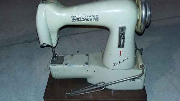 Antike, rare Nähmaschine Marke HELVETIA