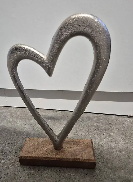 Herz-Dekoration aus Metall auf Holzsockel