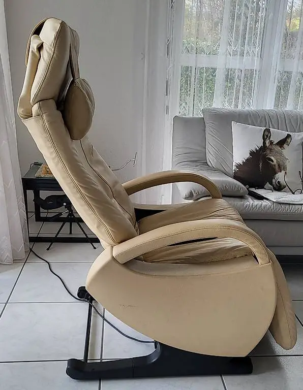 Relaxsessel Sanyo FX-2 mit Massagefunktionen